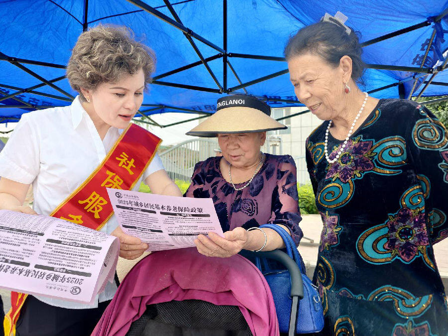 开展城乡居民养老保险政策宣讲（张璐 摄）