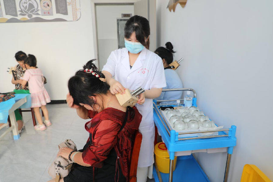 医师为患者检查病情。（刘钊海 摄）