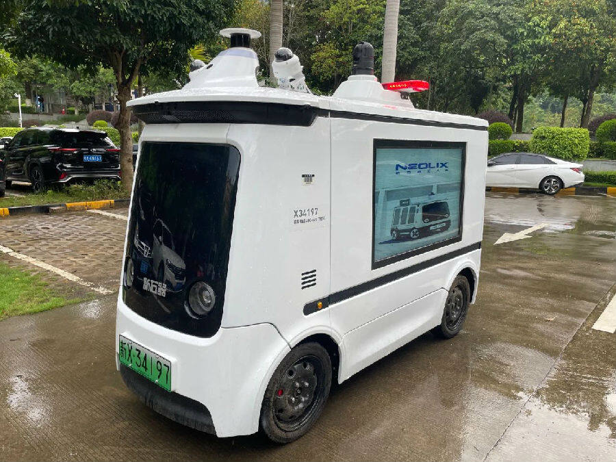 自动驾驶AI巡检车 （黄韡 摄）