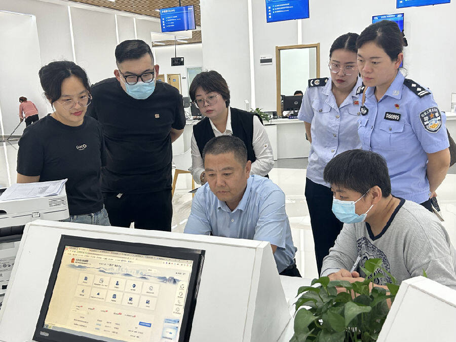 图为工作人员开展企业迁移登记“一件事”我陪群众走流程活动（田丽岩 摄）
