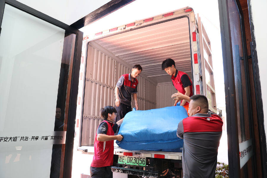打包好的爱心衣服物流公司在装车（熊斌 摄）