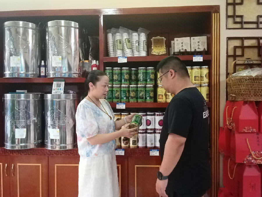 零售客户积极开口向消费者推荐当地特色产品。（雍贝妮 摄）