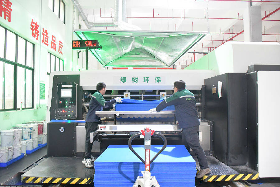 税务工作人员到广西贺州市投资集团有限公司开展辅导，帮助企业梳理分析投资经营中常见的税费难题，化解涉税风险(冯良程 摄)