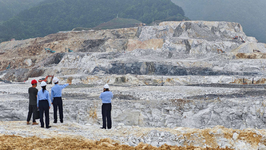 CTO服务专班人员到贺州市平桂区矿山开展实地调研，详细了解矿石开采情况，为碳酸钙产业企业送政策、解难题(谢洪波 摄)