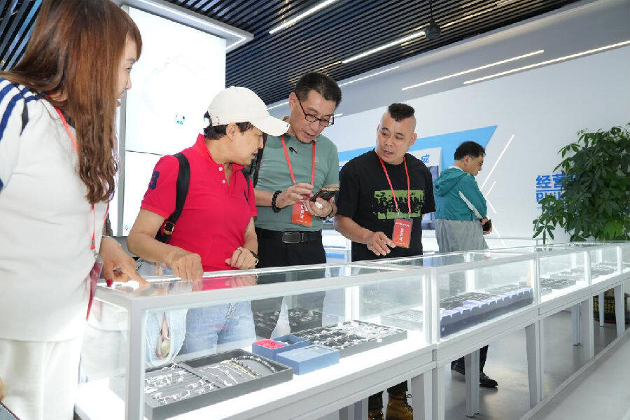 活动嘉宾正在挑选宝石（梁恺琦 摄）