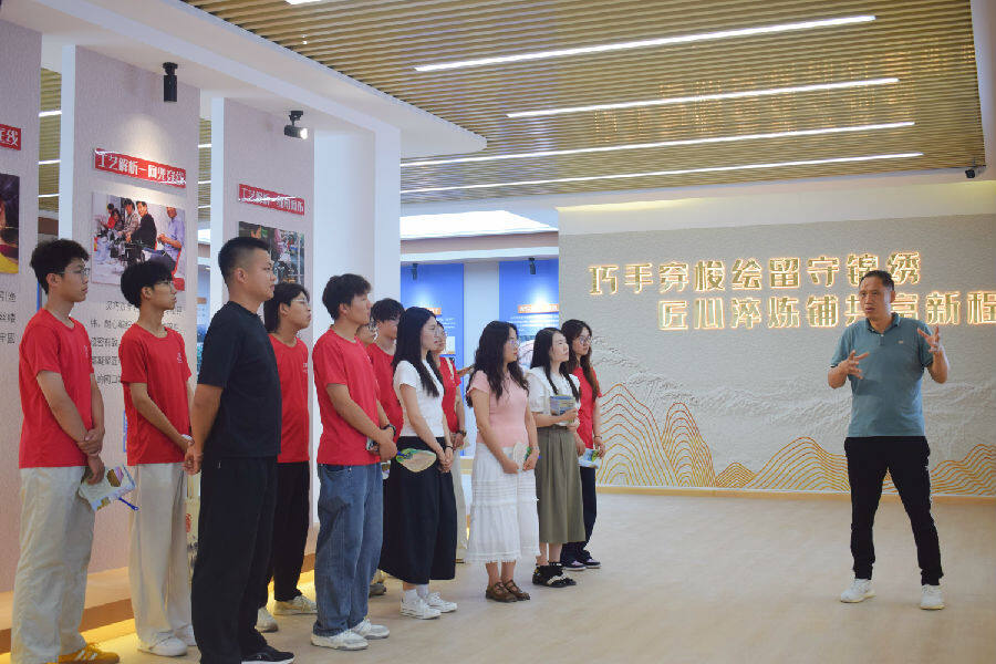 社会实践团师生在商水县龙巢网业听取产业发展情况介绍。（万学刚 摄）