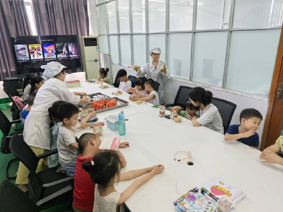 公司为托管班的孩子发放水果午点（吴滕钰 摄）