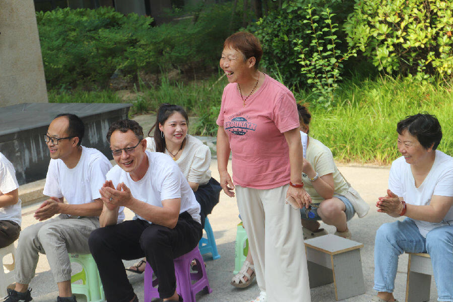 参与“板凳议事”的群众积极发言。（姚书勤 摄）