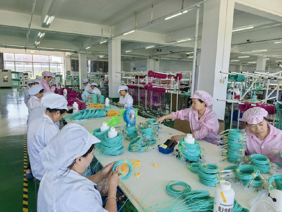 生产车间内工人们忙着赶工（吴滕钰 摄）