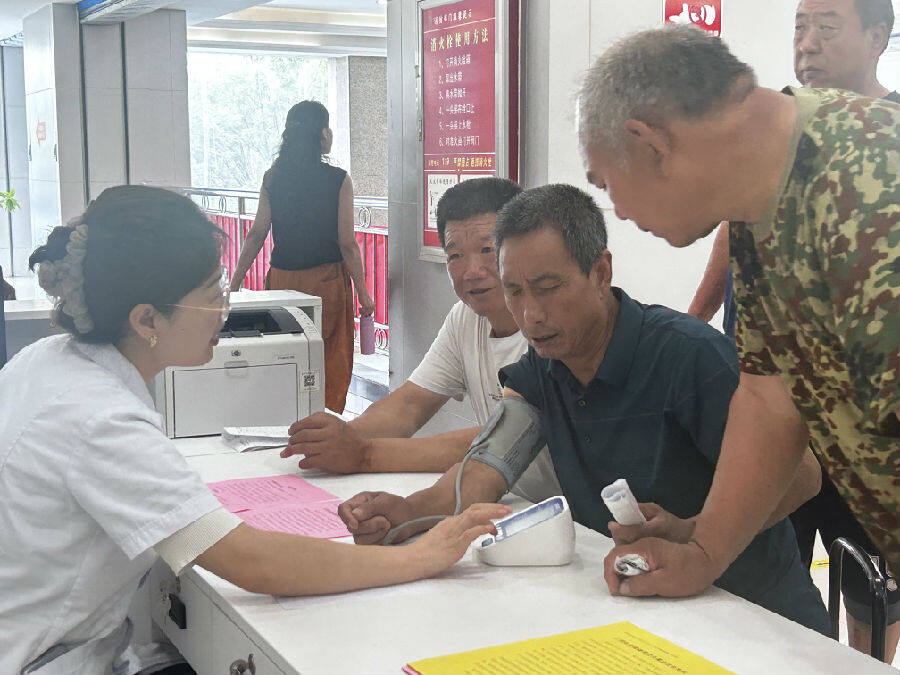 阳城县医生们为村民进行诊疗（霍芮 摄）