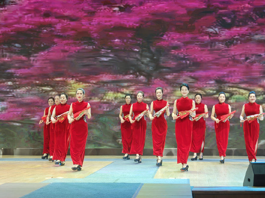 长白山保护开发区老年人文体协会模特队表演节目《和谐中国》（李广友 摄）