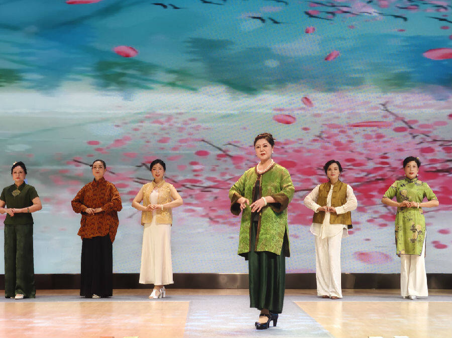 浑江区美丽心情艺术团表演节目《红马》（李广友 摄）