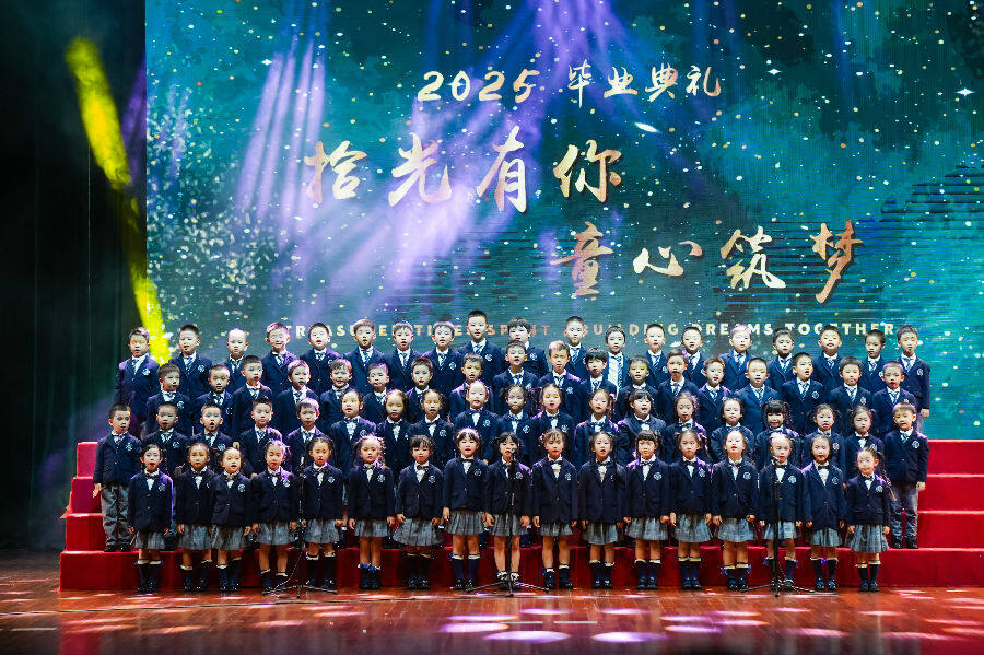 大合唱《金色童年》《感谢》 （傅南飞 摄）