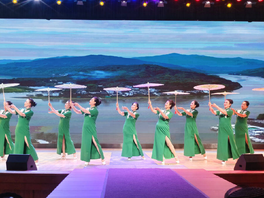 敦化市老年大学模特队表演《爱的画卷》（李广友 摄）