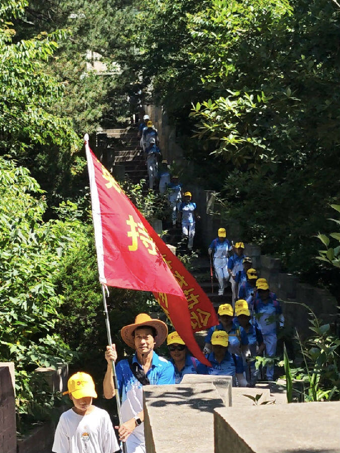 英山县老年人体育协会参加健走活动（程桂良 摄）