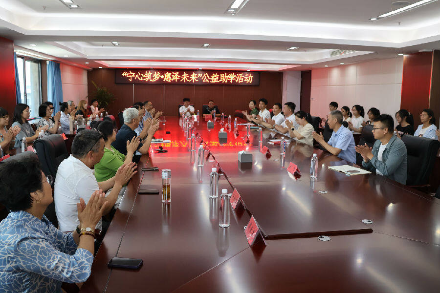 公益助学活动现场（王华 摄）