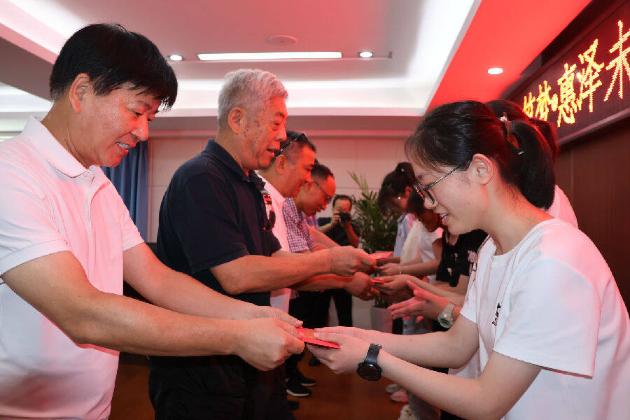 爱心企业家向高中学子发放奖学金（王华 摄）