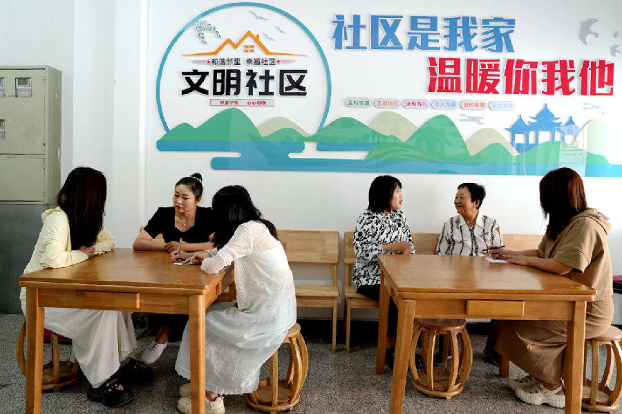 图为湖东社区“铁三角”成员在楼道议事点现场办公（贺润 摄)
