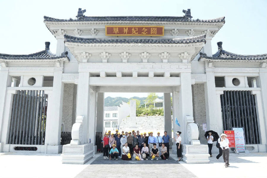 图为安徽游客乘坐旅游专线游览英山毕昇纪念园（吴滕钰 摄）