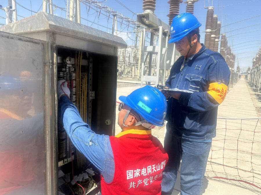 7月2日，国网阿克苏供电公司检修工作人员在110千伏兵能变电站开展设备验收工作。（王聪 摄）