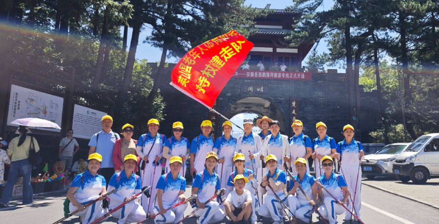 英山县老年人体育协会体验新开通的省际旅游专线（程桂良 摄）