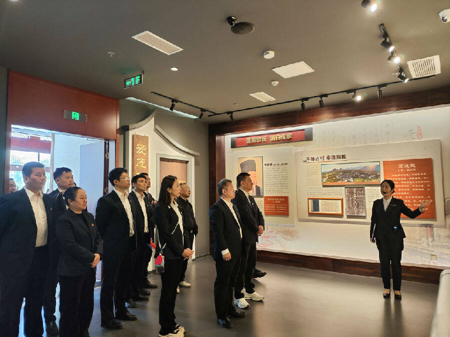 灵川烟草党支部在红色教育基地参观学习。（李自强 摄）