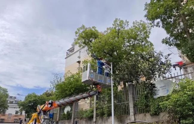 梦园社区启动“光明护航”行动，在辖区内安装太阳能路灯（汪雅婷 摄）