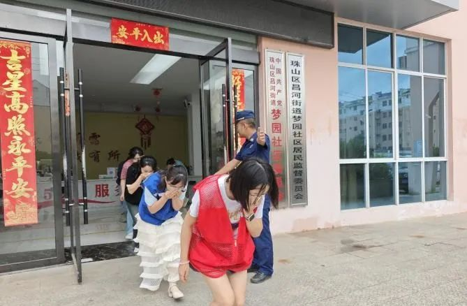 梦园社区联合消防部门及市政公用集团、景阳物业开展应急逃生演习（汪雅婷 摄）