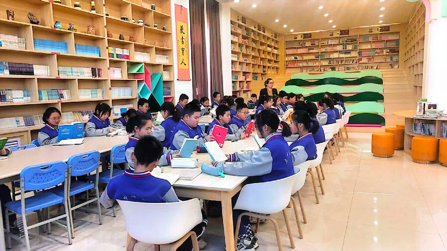 乌拉特中旗第二中学的学生在室内图书馆读书（韩秀荣 摄）
