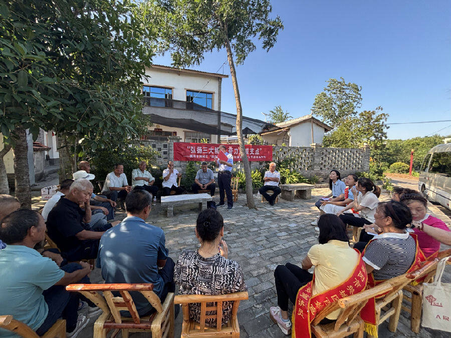 图为樊城区委宣传部走进太平店镇金牛村宣讲“三大精神”（朱代坤 摄）