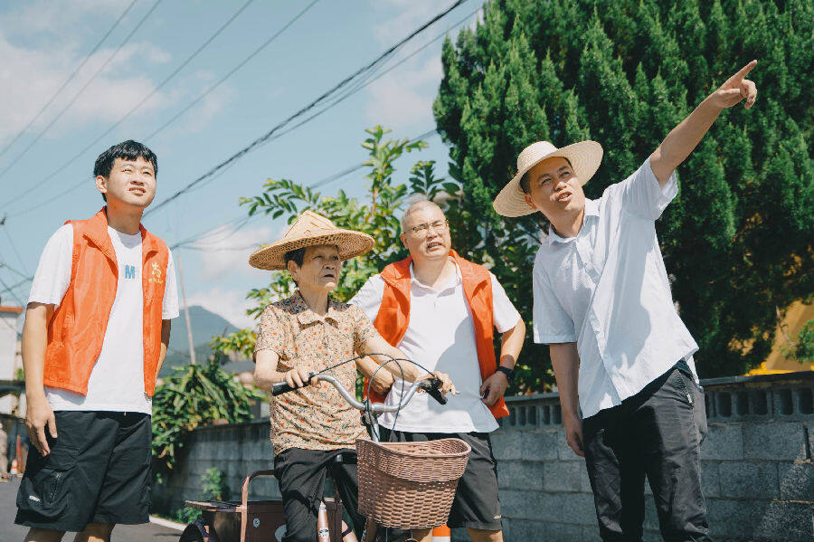 国网漳州供电公司驻村第一书记林瑞聪到尚吉村入户了解民情。（邹毅杰 摄）