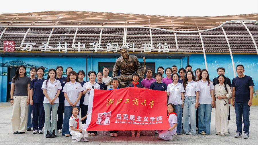 全体代表在万圣村中华鲟科普馆合影。（胡亚捷 摄）