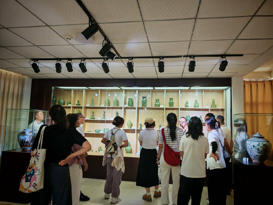 会理绿陶吸引了众多关注(钟兰蓉 摄)