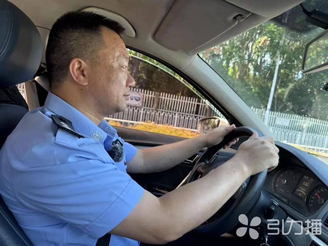 不管处警地点是小店还是网吧，陈宅顺总能第一时间到场。（陆宇其 摄）
