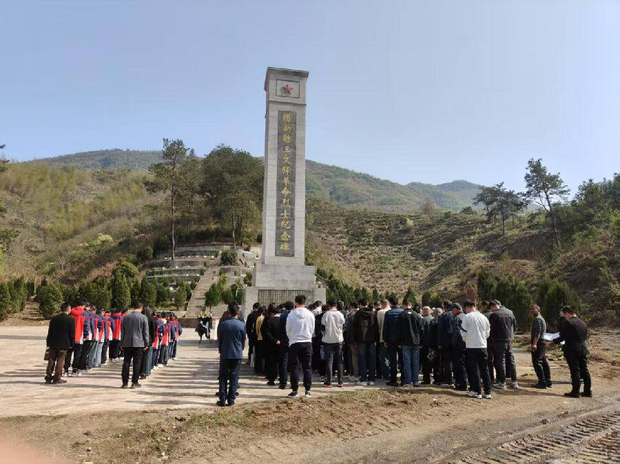 图为村民在缅怀革命先烈（倪胜林 摄）