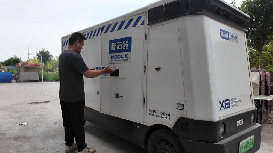 图为技术人员正在检测无人配送车运行情况（热普亥提·阿不力米提 摄）