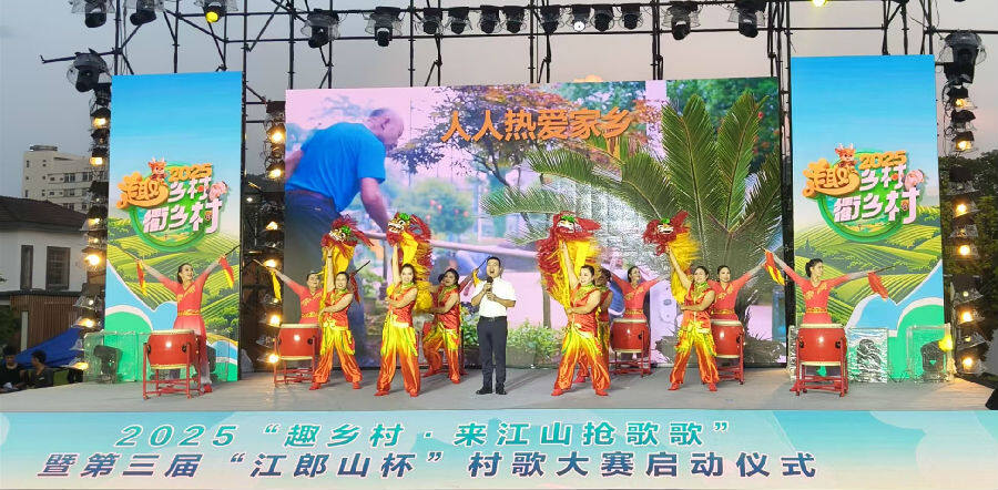 村歌《力争前茅》演唱现场 （曾庆华 摄）