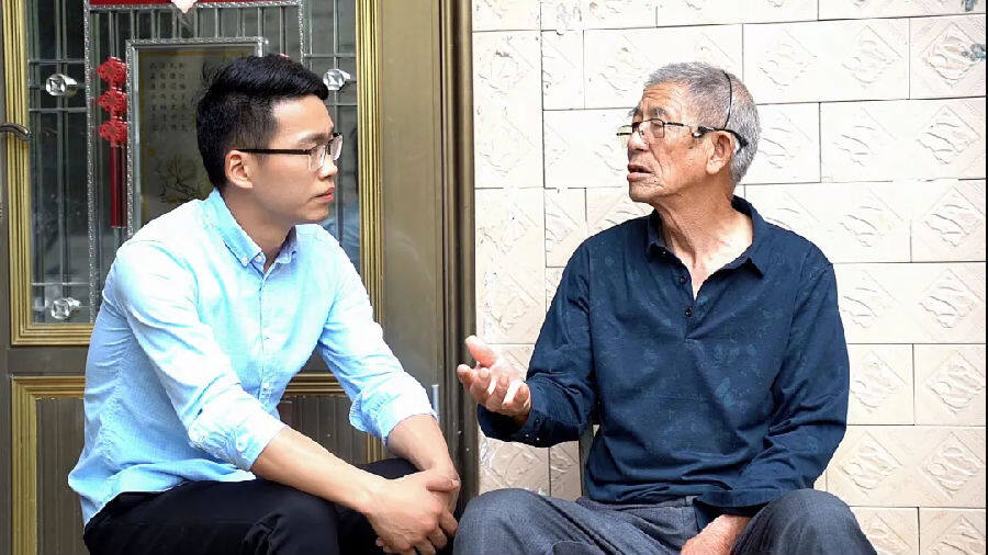 时任率洲管理区河头屋村主职助理的袁怀刚走村入户。（王晓吾 摄）
