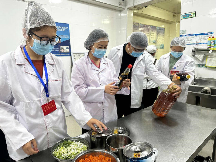 法库县教育局严把食品安全质量关（赵彤 摄）