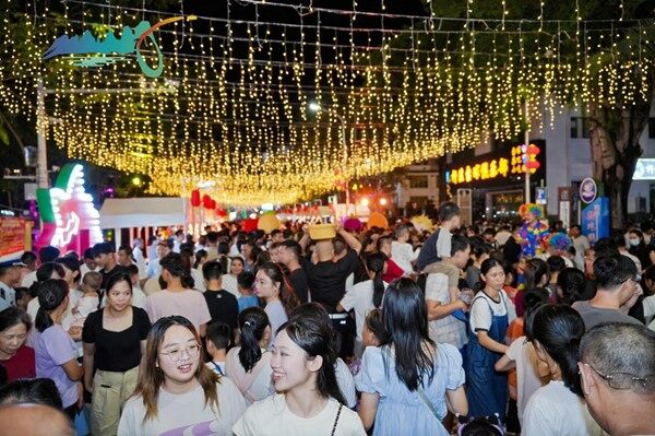 市民游客逛市集。（文宏武 摄）