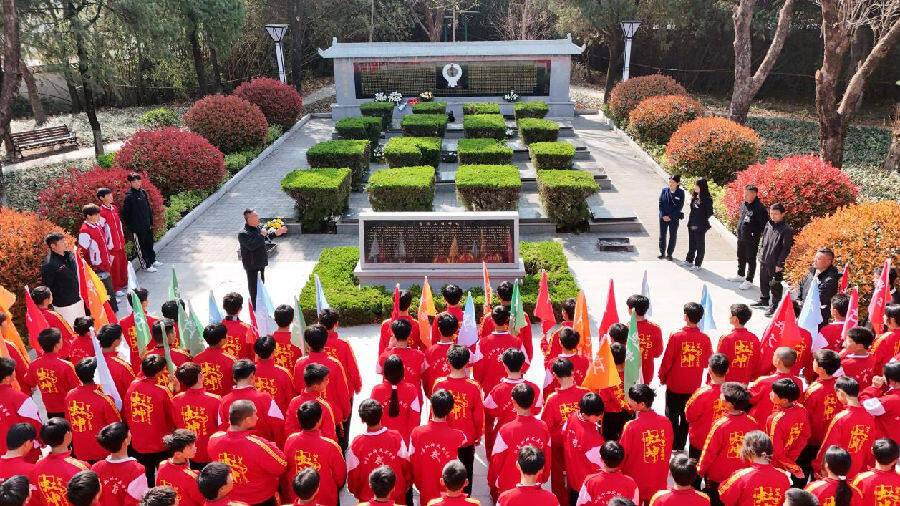 图为泗县退役军人事务局组织泗县虹坤武校师生到烈士陵园开展爱国主义教育（唐雨涵 摄）