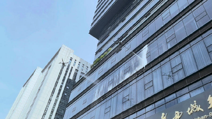两台无人机正在同时作业（韦玲 摄）