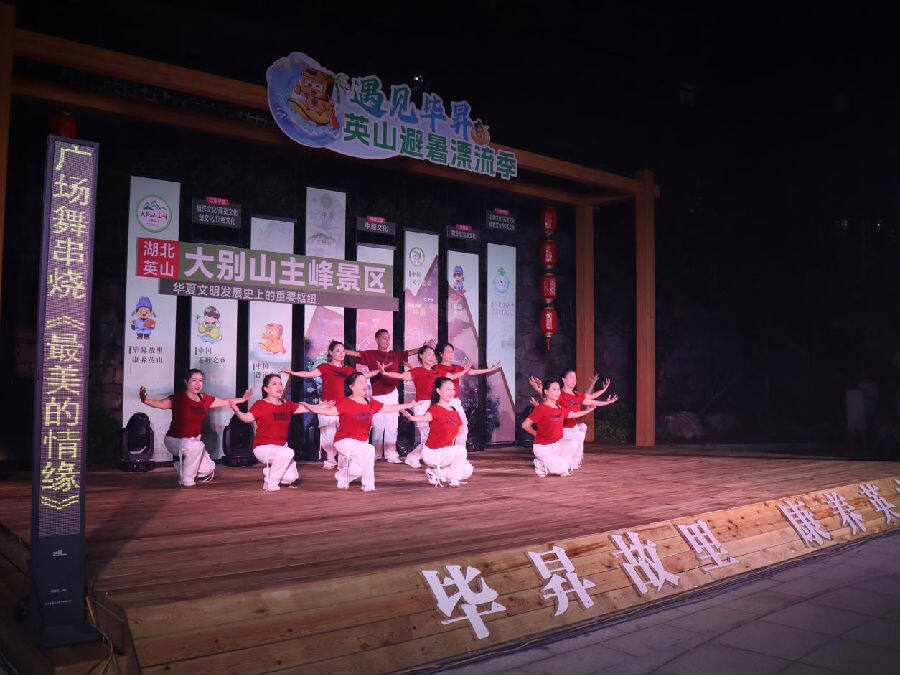 县人民医院医务人员表演的开场舞（刘钊海 摄）