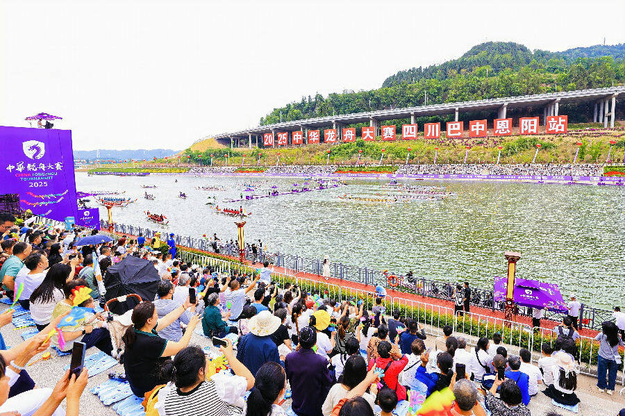 中华龙舟热潮点燃市民热情。（曾洲 摄）