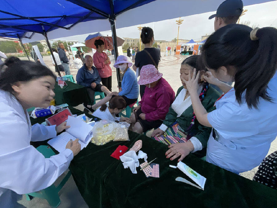 中藏医特色诊疗项目深受群众认可（申维祖 摄）