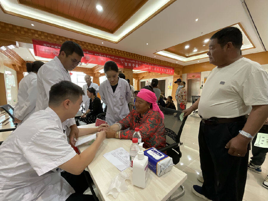惠民服务得到农牧民群众欢迎（申维祖 摄）