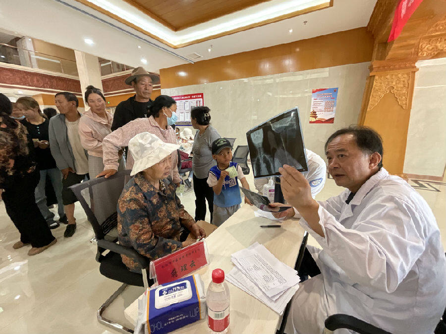 专家义诊，服务患者（申维祖 摄）