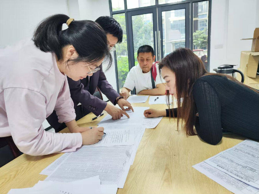 专班工作人员为居民解答办证流程。（宋晓帆 摄）