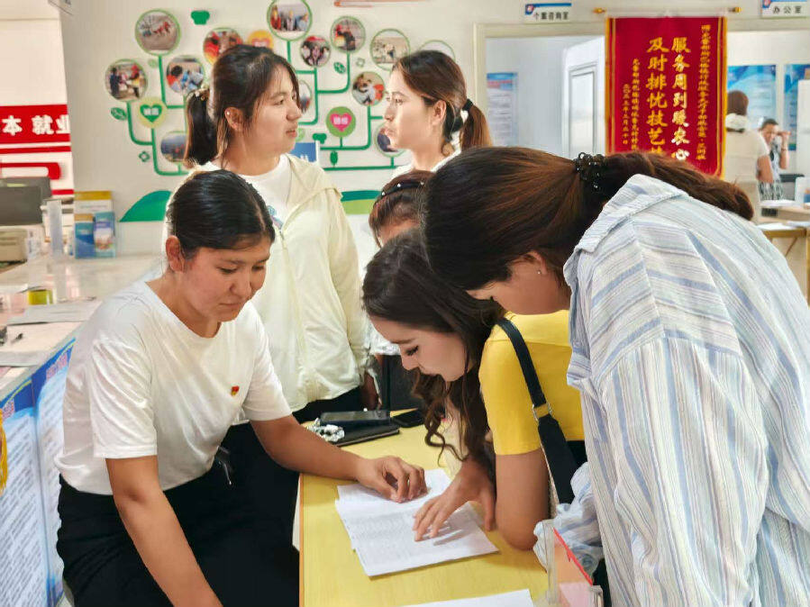 招聘活动现场 （徐新 摄）