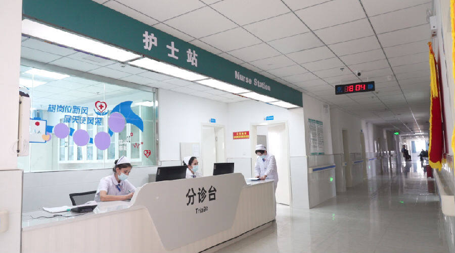 图为医院分诊台一角（王恒 摄）